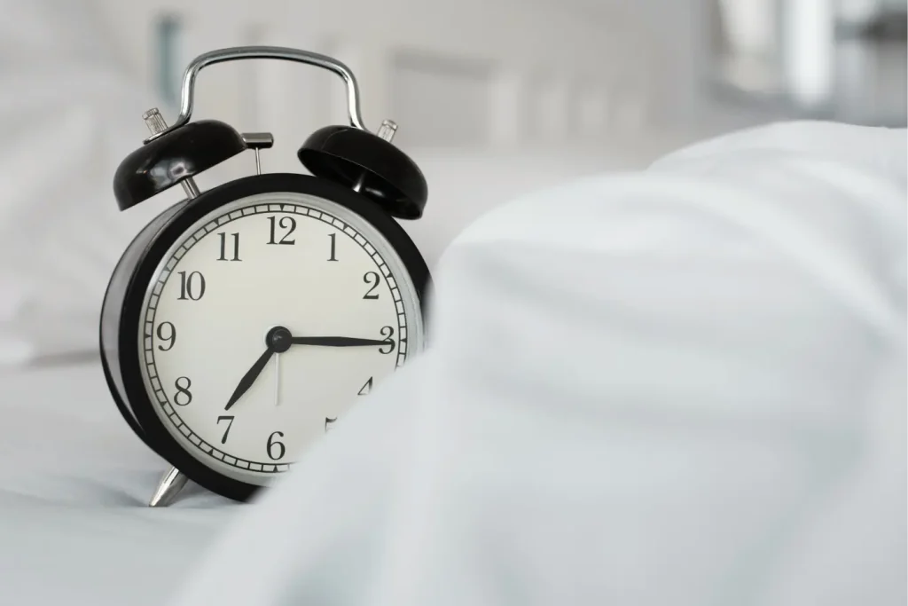 目覚まし時計とベッド