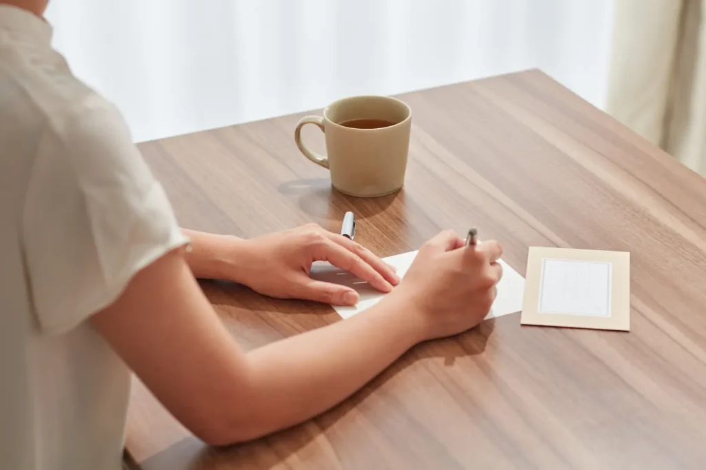 聞きたいことをメモする母親